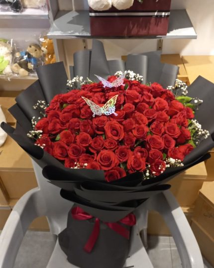 100 Red Roses Flowers Bouquet - GiftDelivery.pk