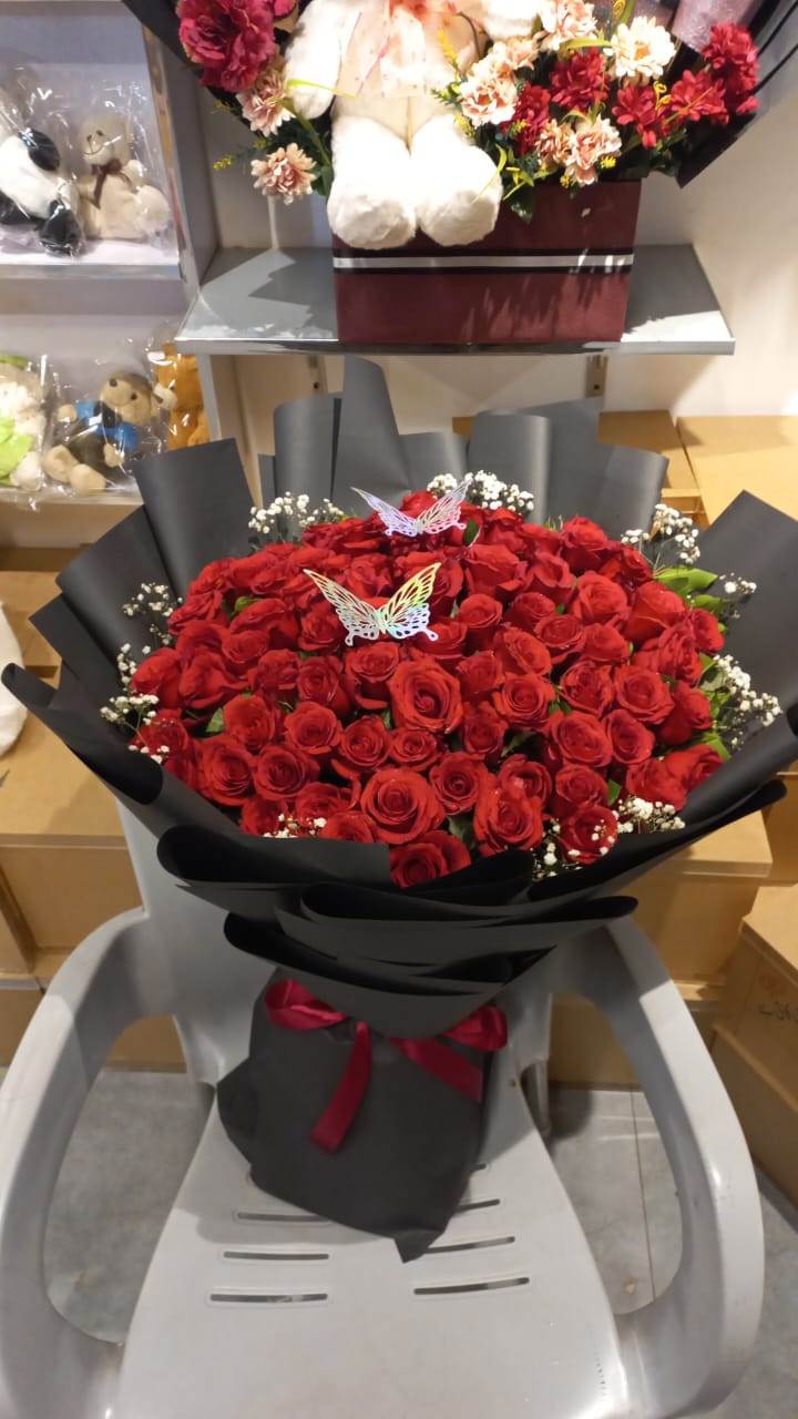 100 Red Roses Flowers Bouquet 100 Red Roses Flowers Bouquet - GiftDelivery.pk