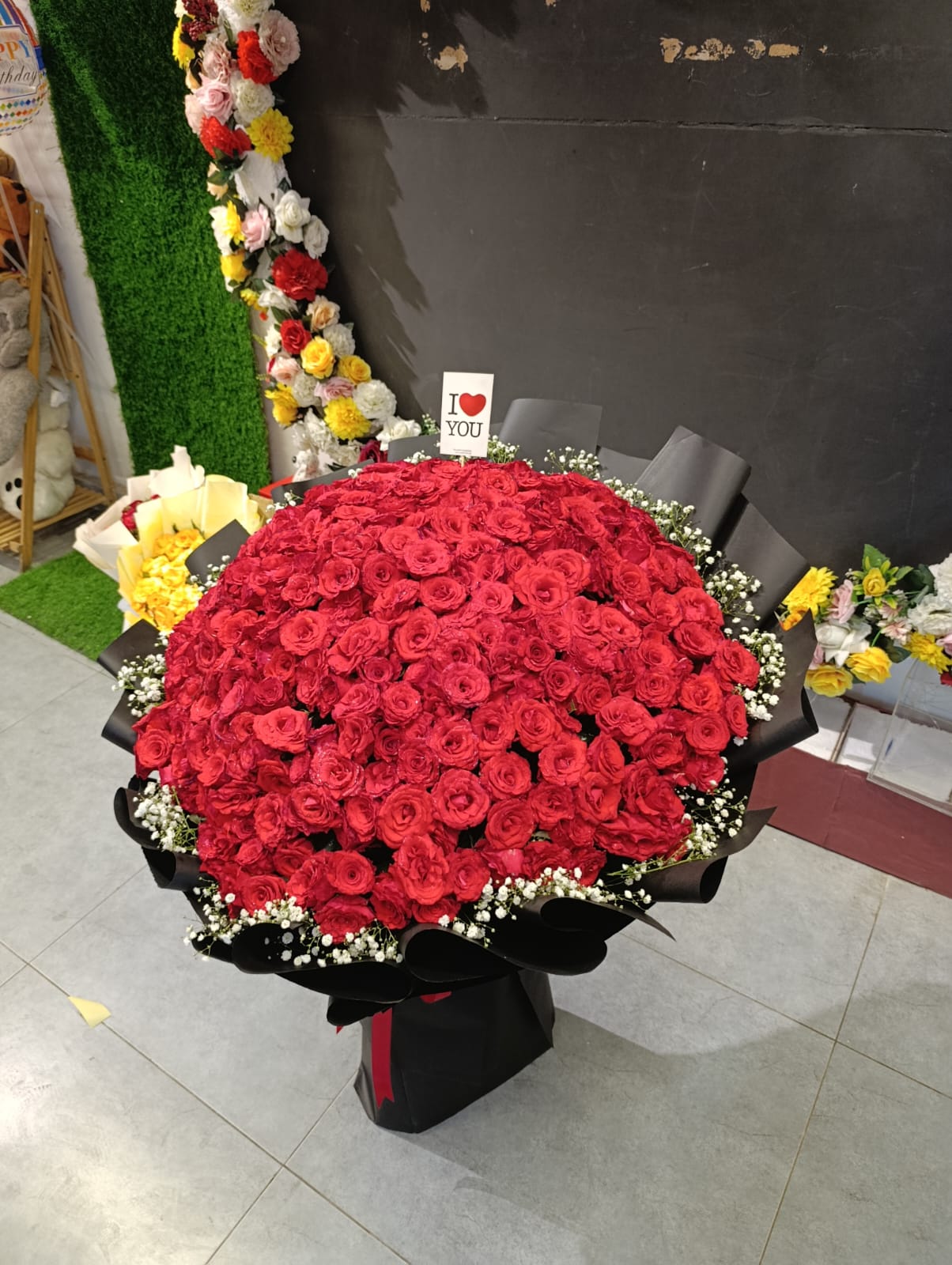 Red Flowers Delivery in Lahore Send Flowers to Lahore - GiftDelivery.pk